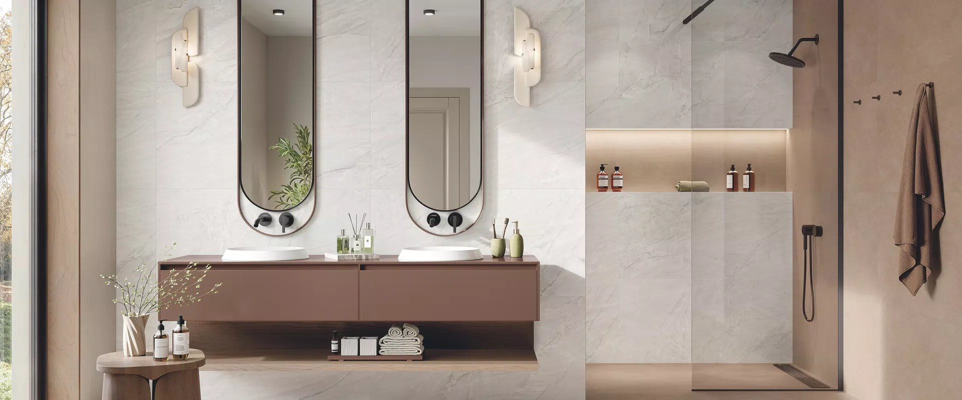 Piastrelle effetto marmo nei toni bianco, dalla collezione Sensi White di ABK.