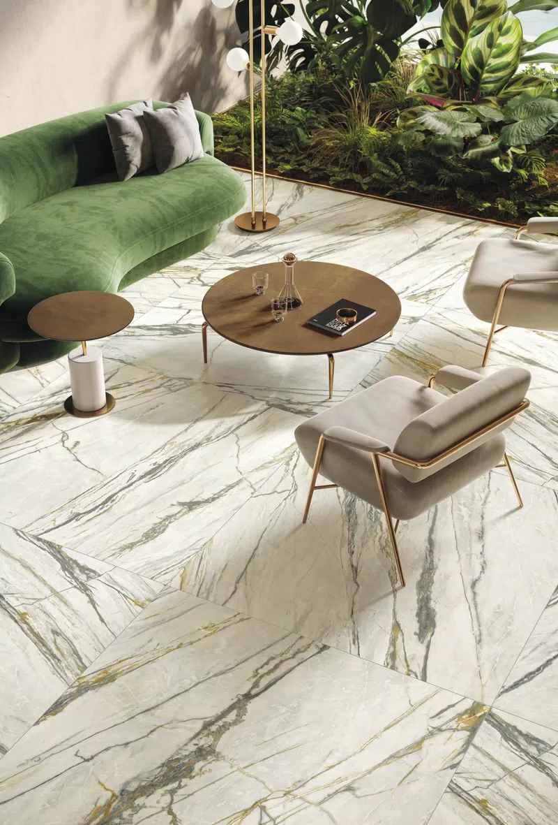 Toni bianco, beige, verde per le piastrelle effetto marmo della collezione Supreme Treasure di Flaviker.