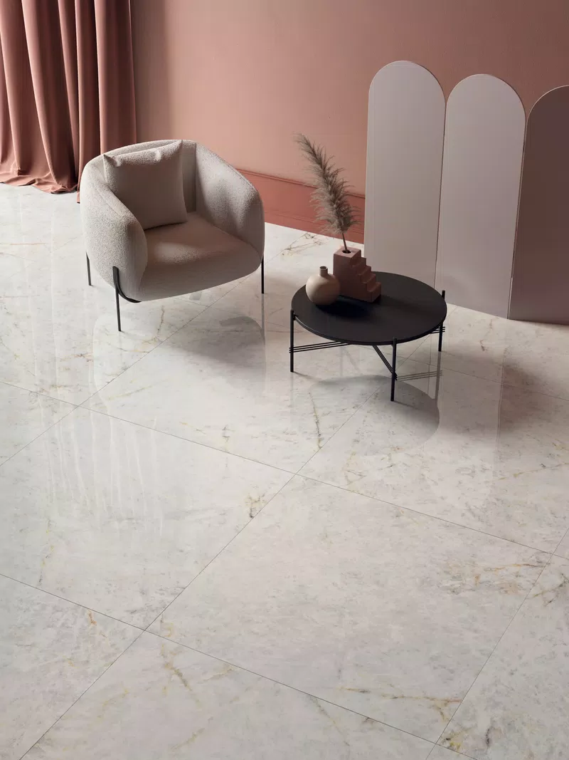 Tons blanc, beige, gris pour les carreaux effet marbre de la collection Sensi Gems par ABK.