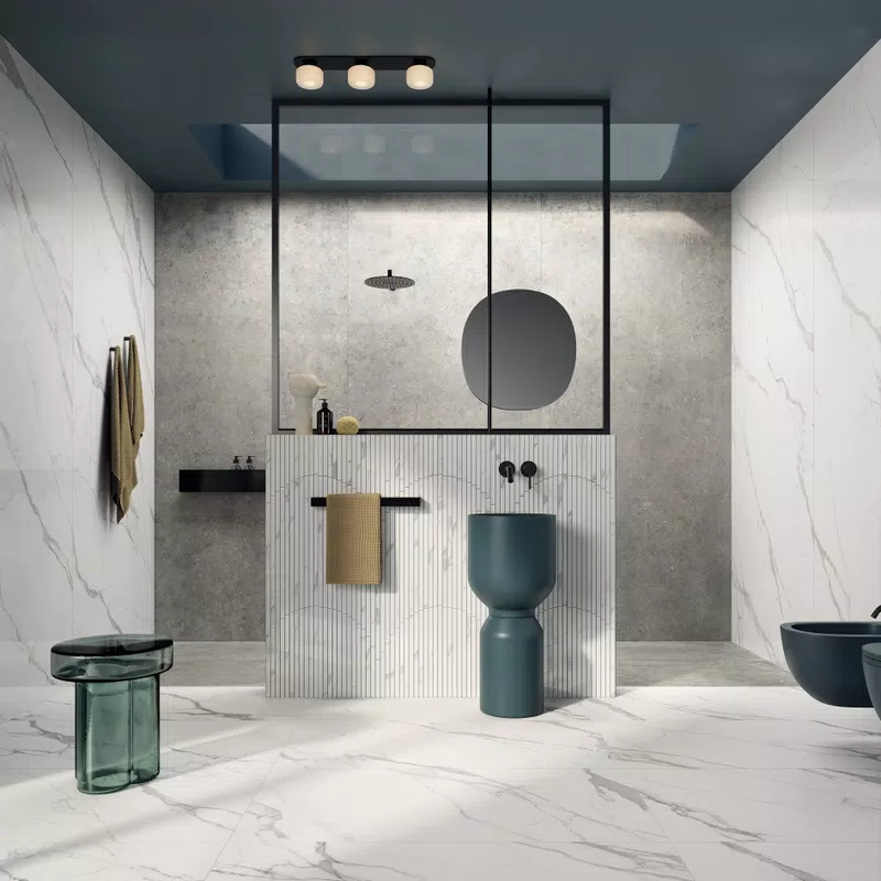 SENSI SIGNORIA STATUARIO LIGHT LUX 120X280+60X120+MOS.VENTAGLIO+POETRY STONE PIRENEI GREY 120X280+60X120