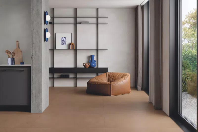 Piastrelle effetto cotto e pietra nei toni beige, bianco, dalla collezione Shape di ABK.