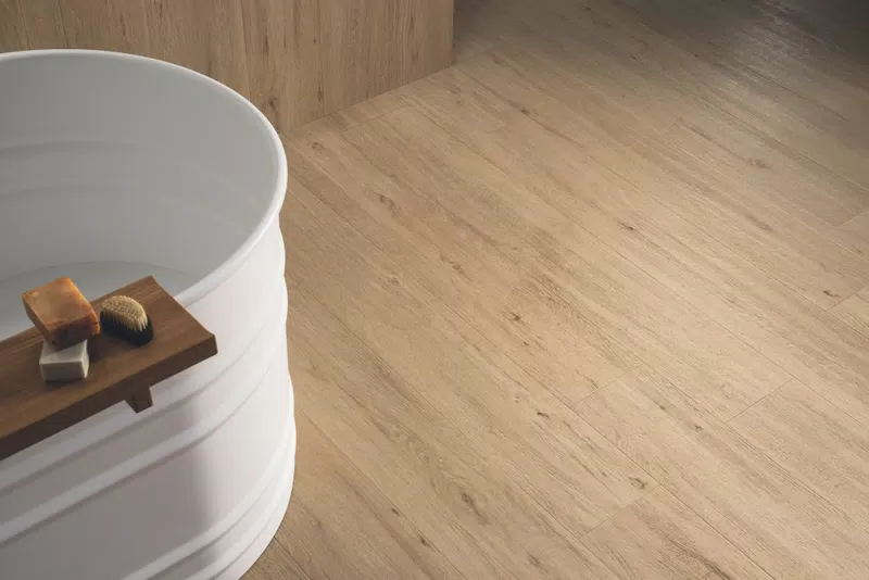 Beige, brown, white tones for the wood-effect tiles of the Just Nature collection by Gardenia&Ariana.