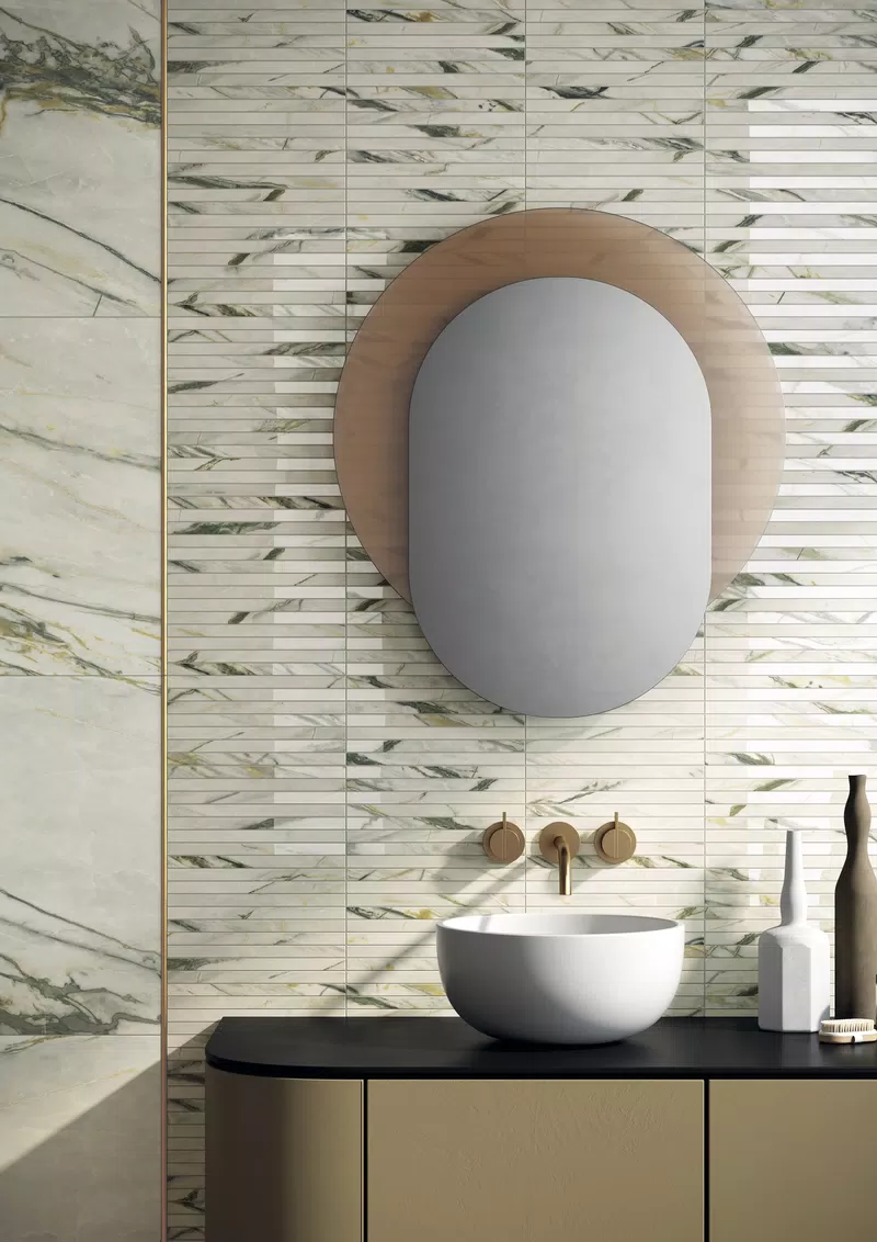 SUPREME TREASURE CALACATTA EMERALD LUX 60X120 + MOSAICO STICKS NAT_LUX 30X30 + MATITA ALLUMINIO ORO