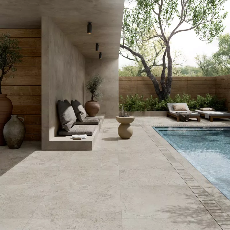 Tons beige, gris, blanc pour les carreaux en céramique de la collection Plein Air par Gardenia&Ariana.