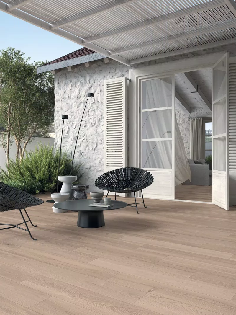 Piastrelle effetto legno nei toni beige, marrone, dalla collezione Poetry Wood di ABK.