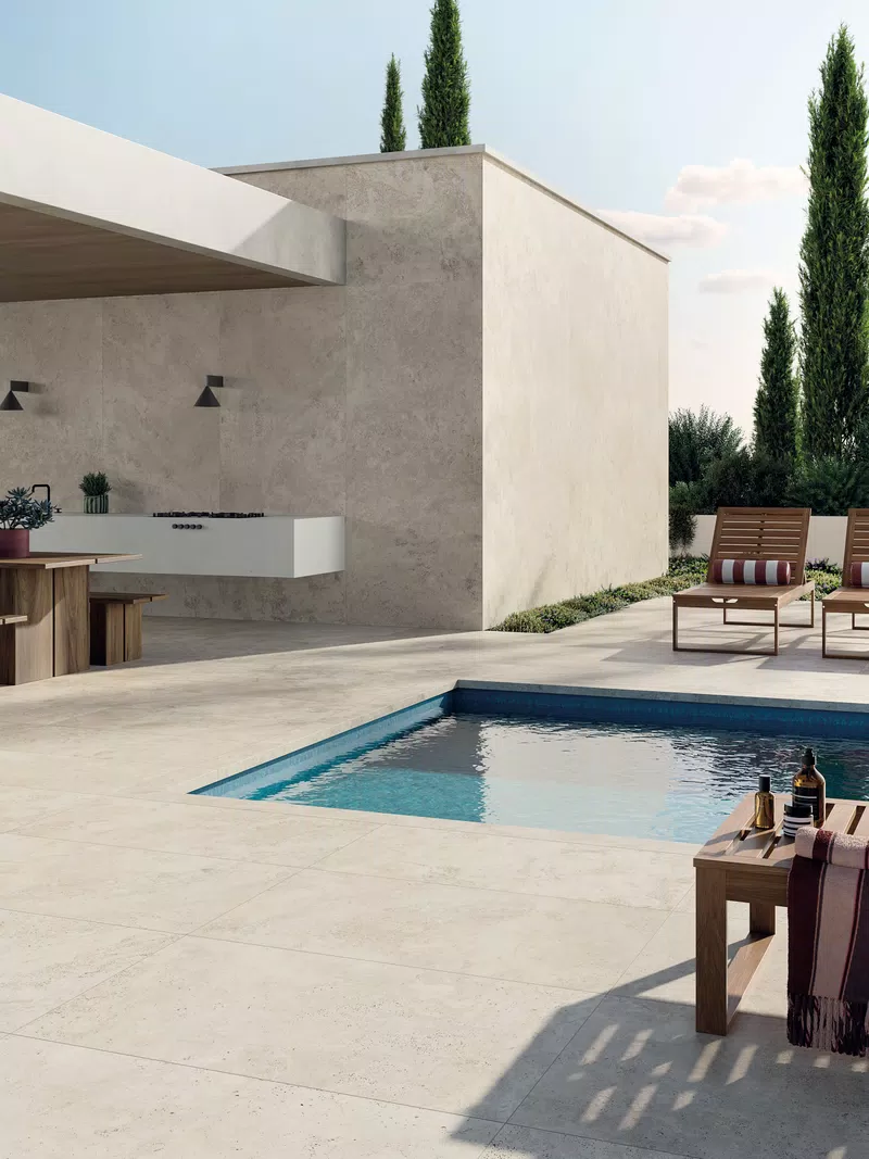 Collezione Out.20 di ABK: piastrelle in ceramica nei toni beige, grigio, bianco.