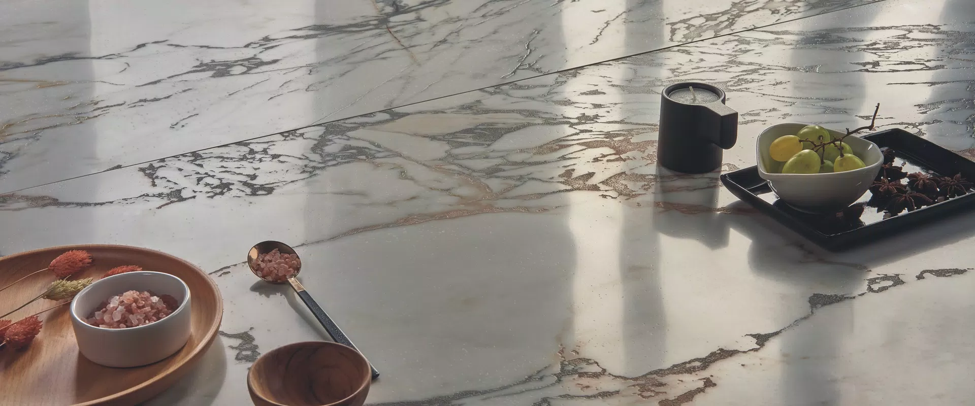 Tons blanc, beige, gris pour les carreaux effet marbre de la collection Epoque 2.0 par Gardenia&Ariana.