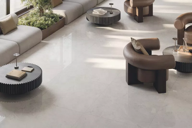 Piastrelle effetto marmo nei toni bianco, dalla collezione Sensi White di ABK.